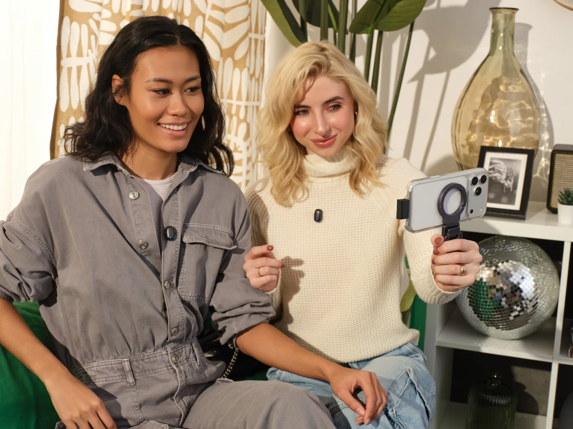 Dos creadoras usando Saramonic Air SE en una producción móvil