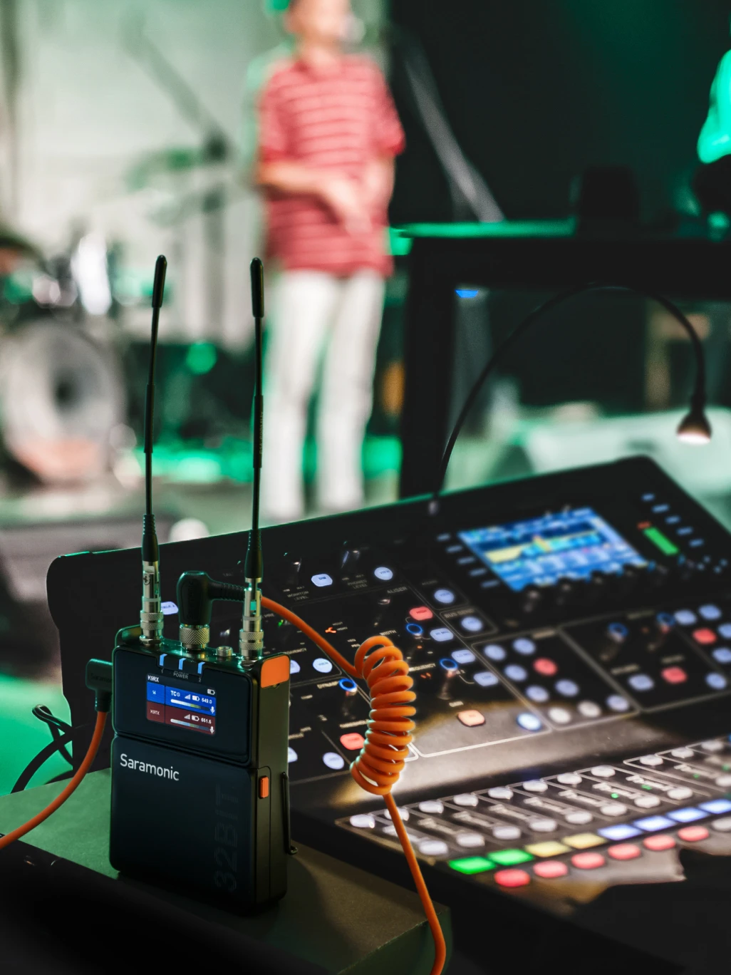 Sistema K9 integrado con equipos de audio para escenario